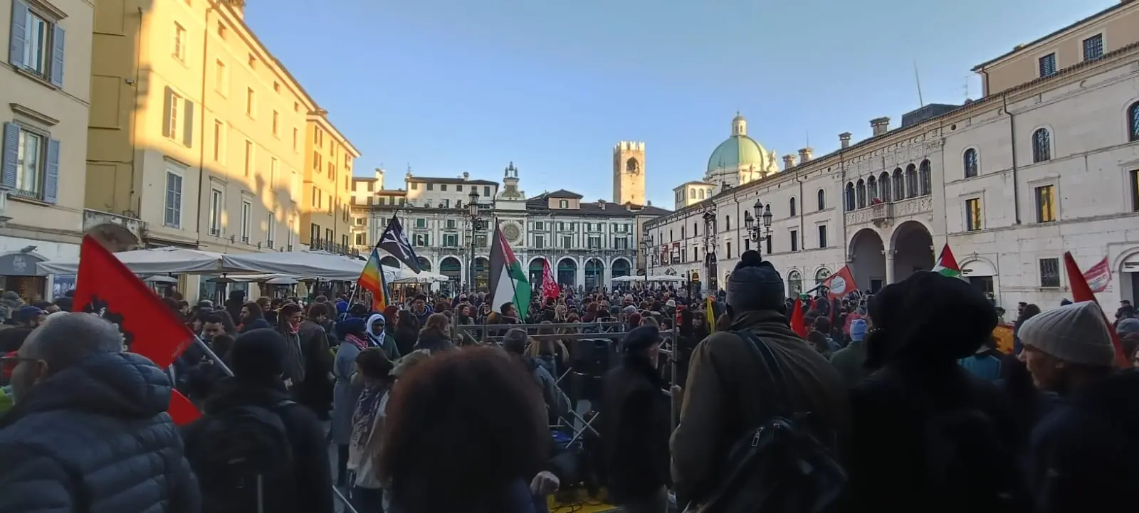 Il presidio antifascista in piazza Loggia
