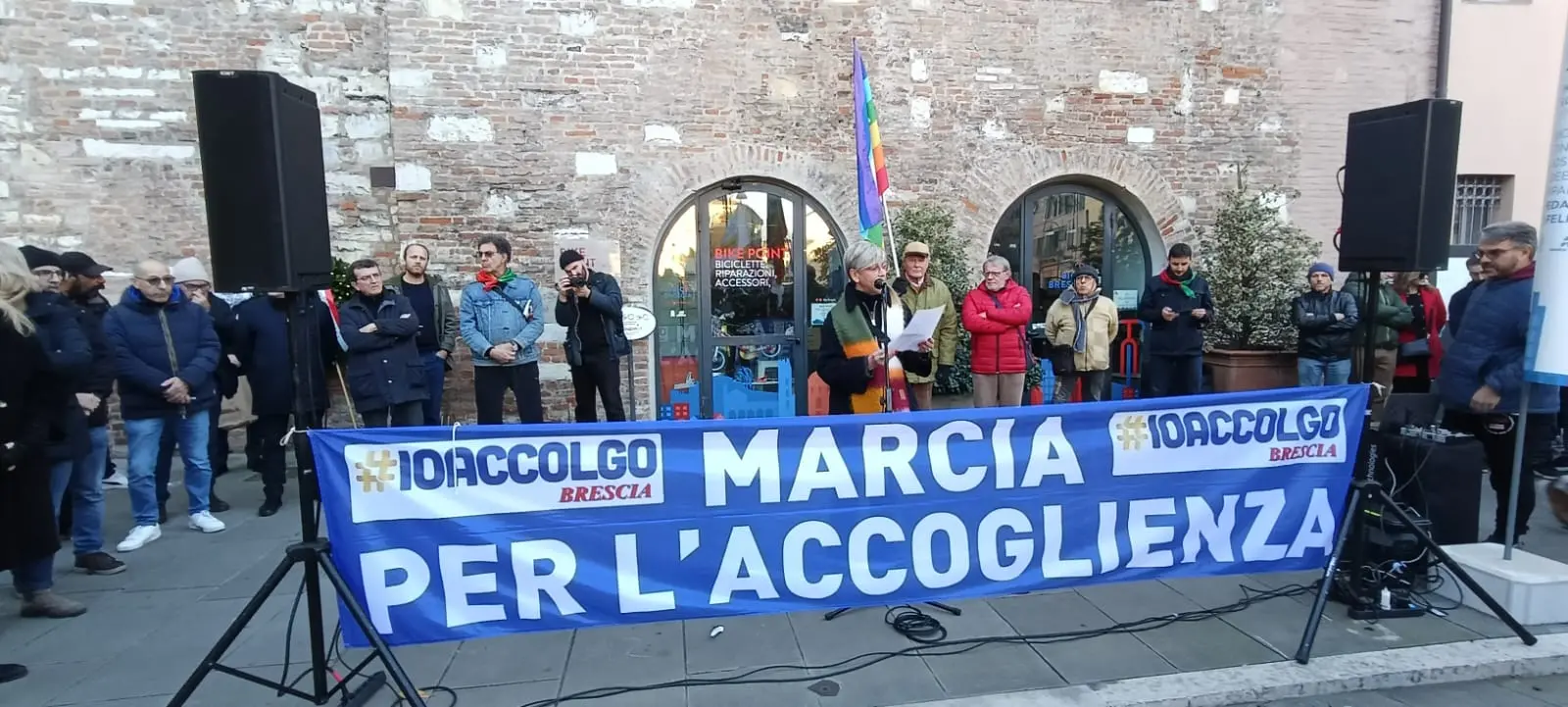 Il presidio «Io accolgo» in largo Formentone