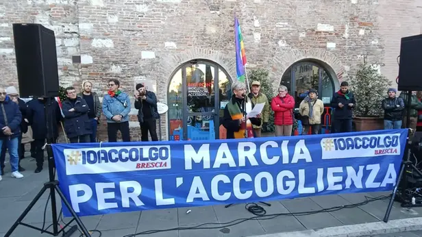 Il presidio «Io accolgo» in largo Formentone