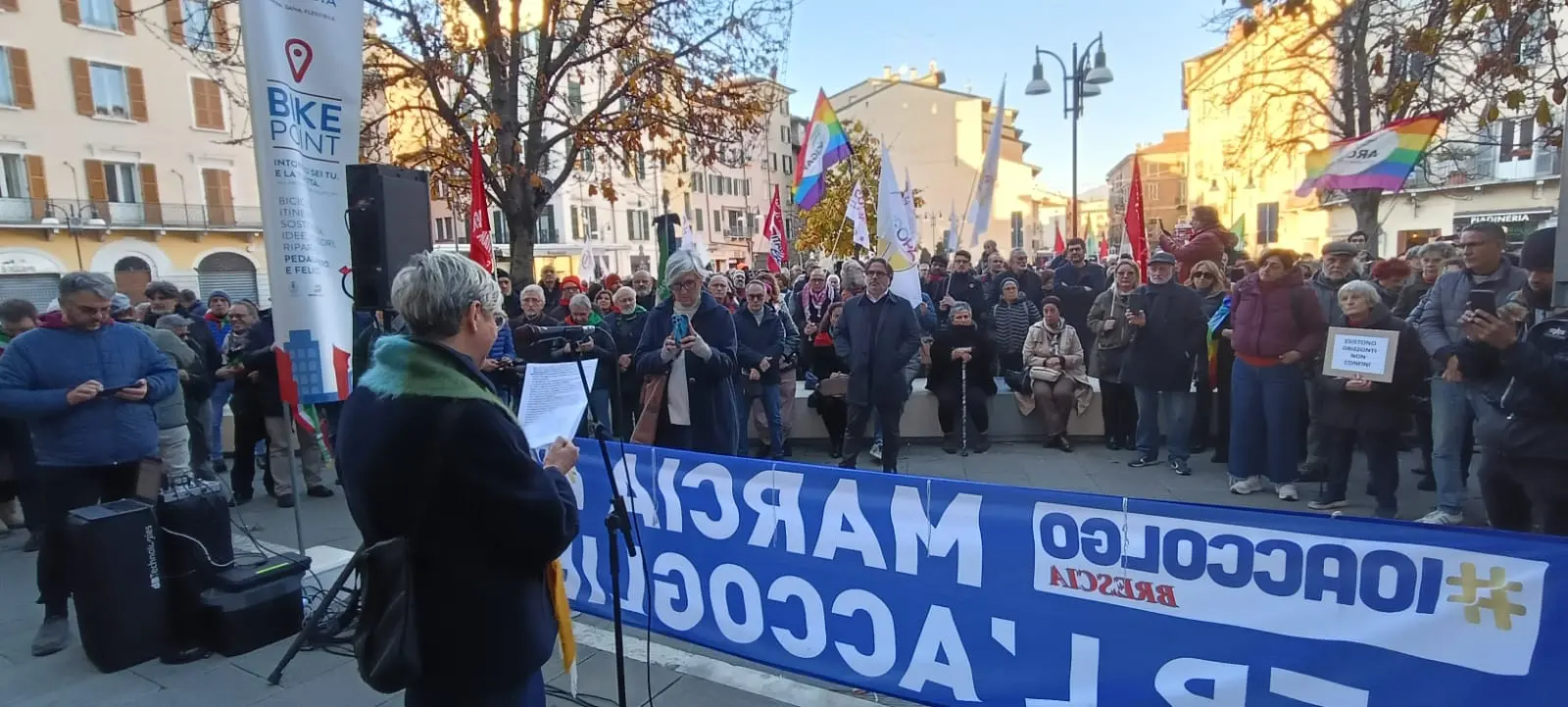 Il presidio «Io accolgo» in largo Formentone