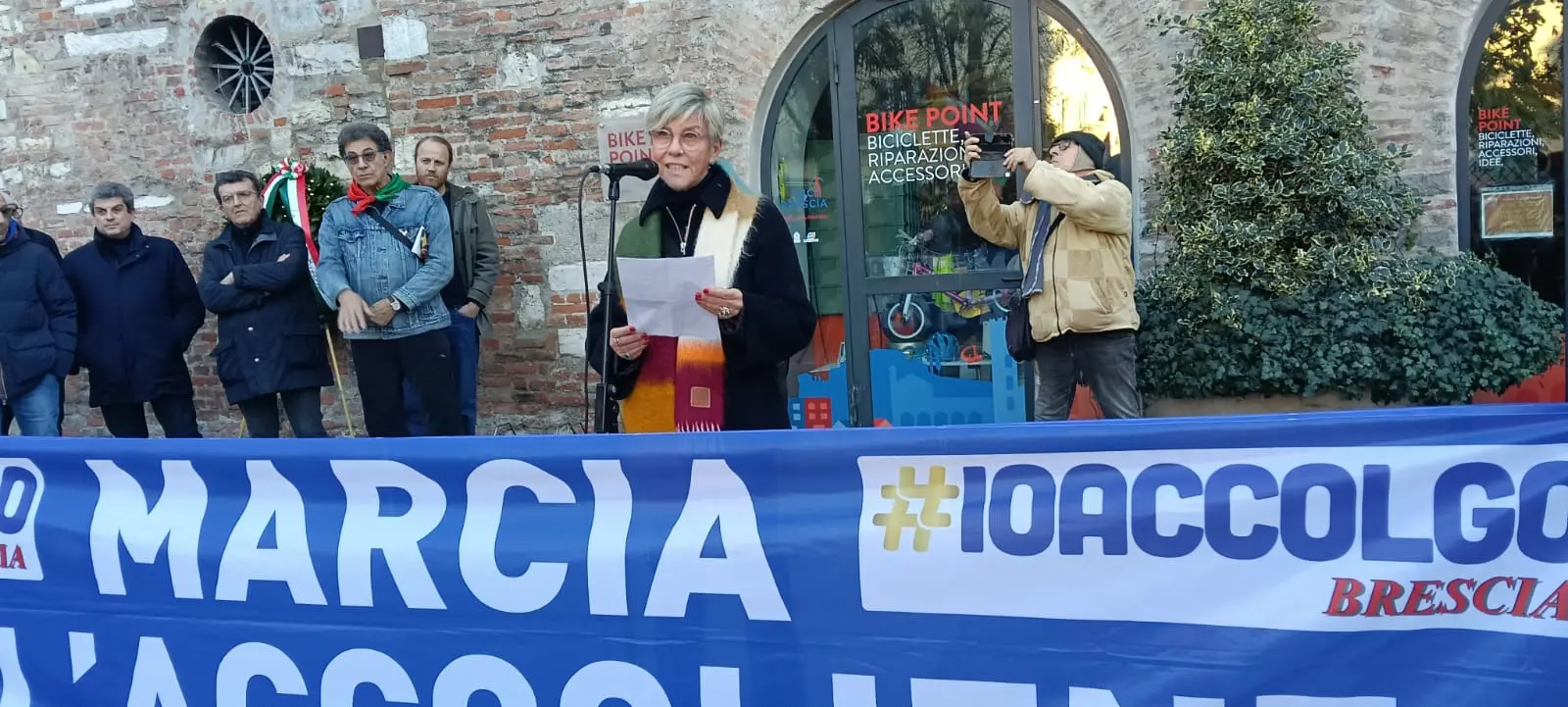 Il presidio «Io accolgo» in largo Formentone