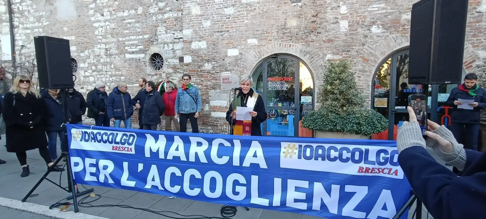 Il presidio «Io accolgo» in largo Formentone