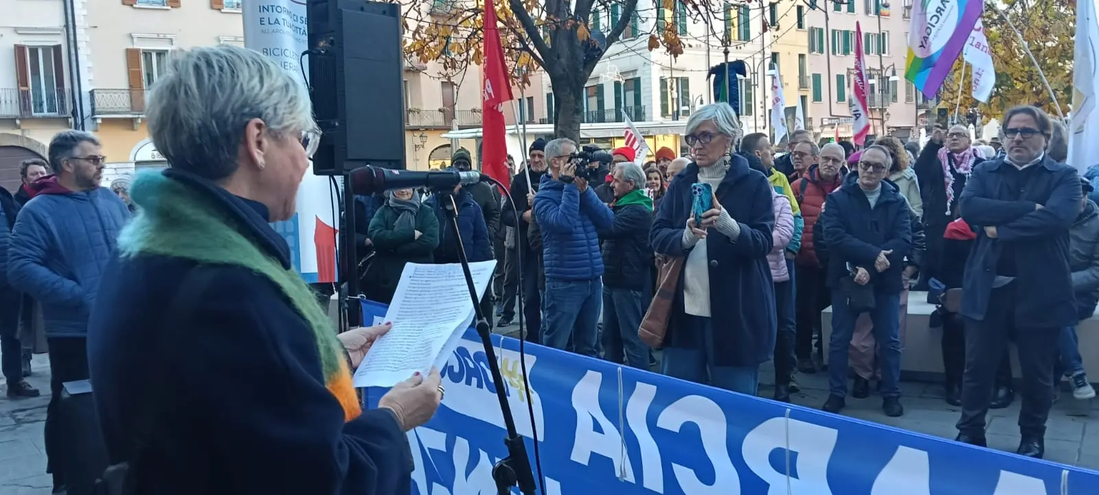 Il presidio «Io accolgo» in largo Formentone