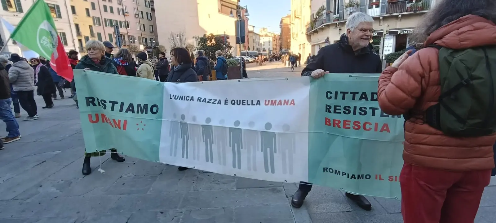 Il presidio «Io accolgo» in largo Formentone