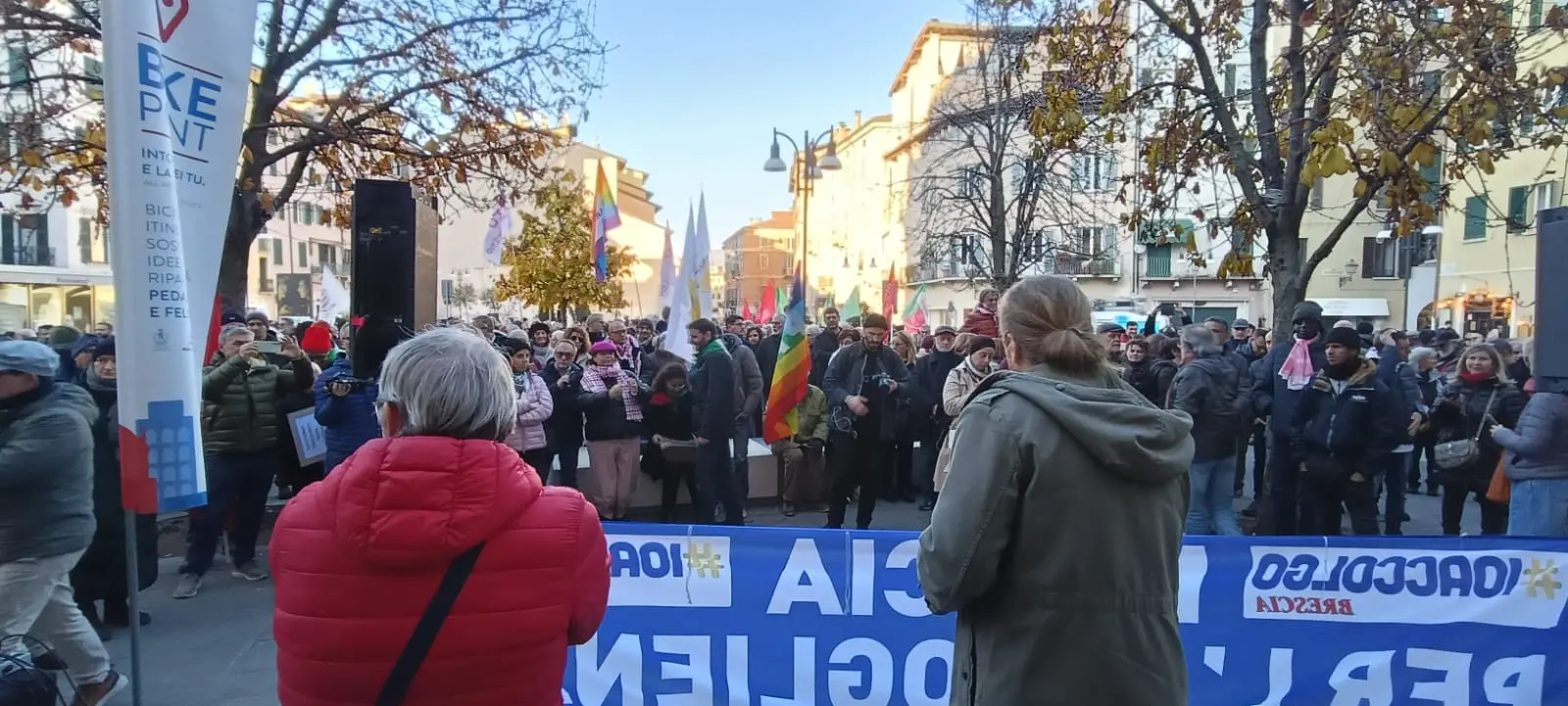 Il presidio «Io accolgo» in largo Formentone