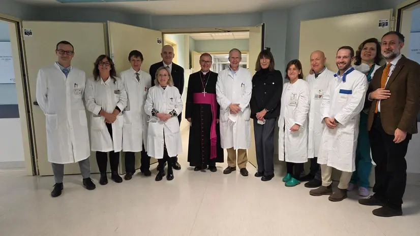 Il vescovo Tremolada in visita al Civile