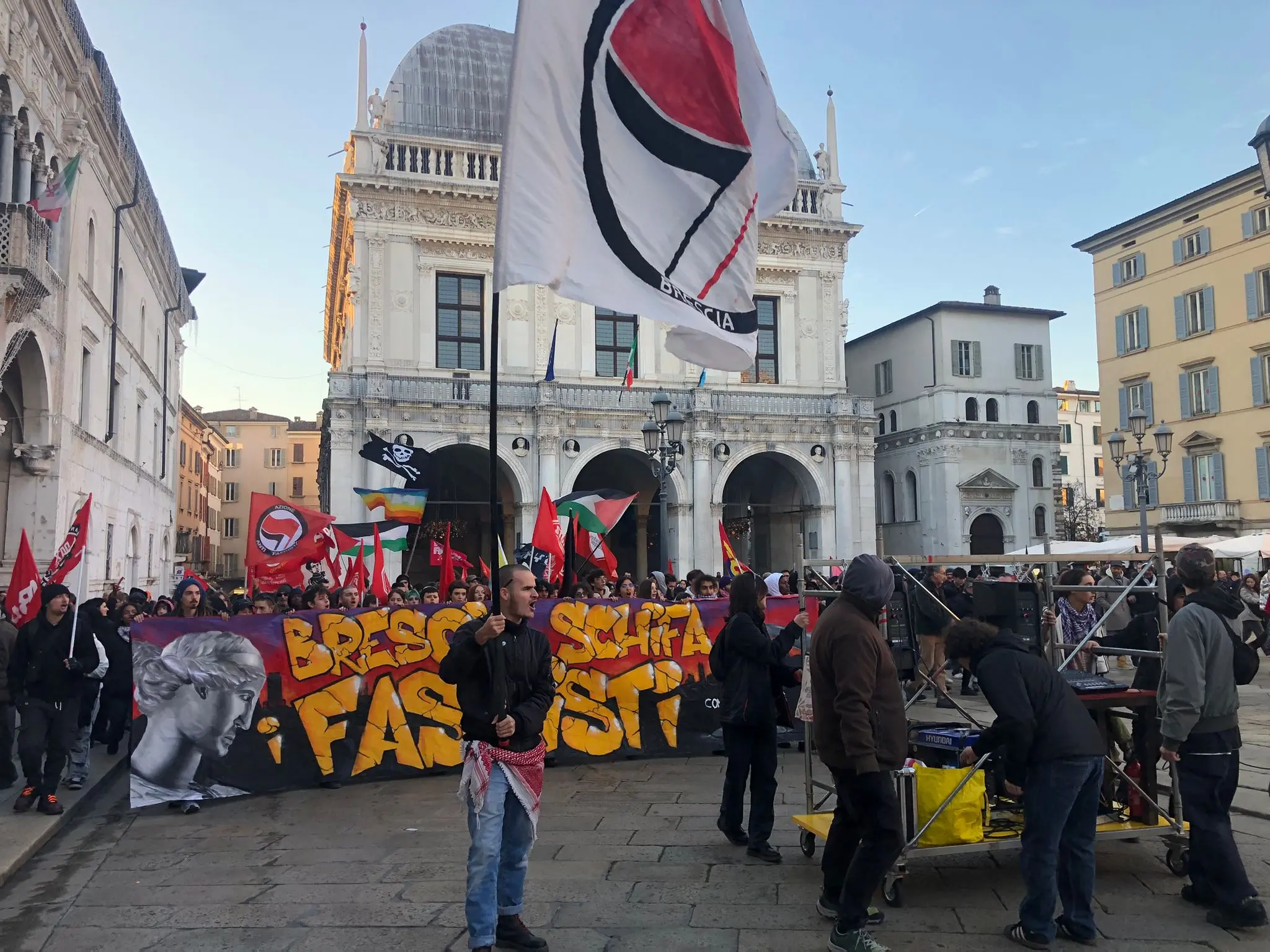 Il presidio antifascista in piazza Loggia