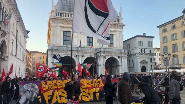 Il presidio antifascista in piazza Loggia