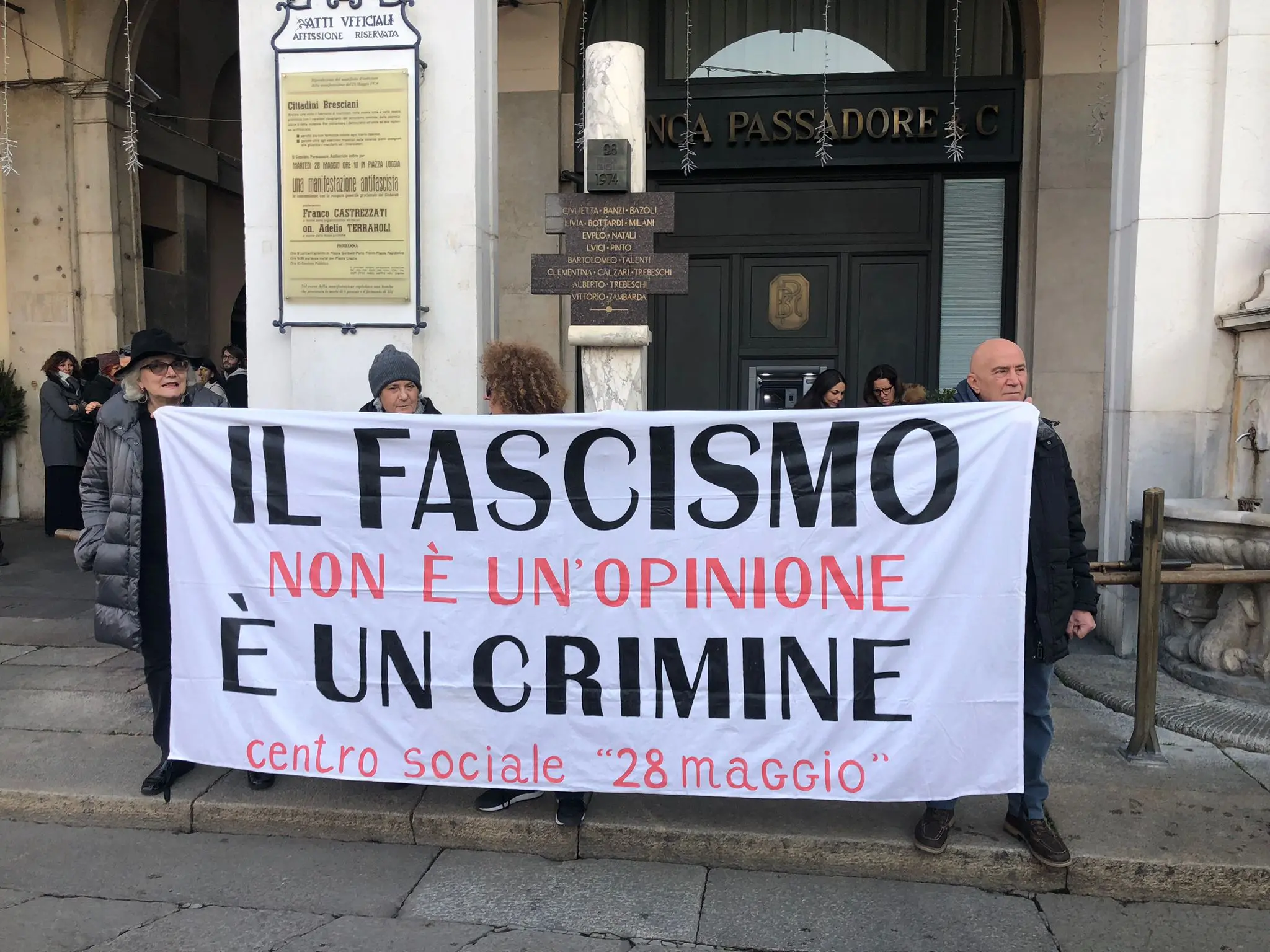 Il presidio antifascista in piazza Loggia