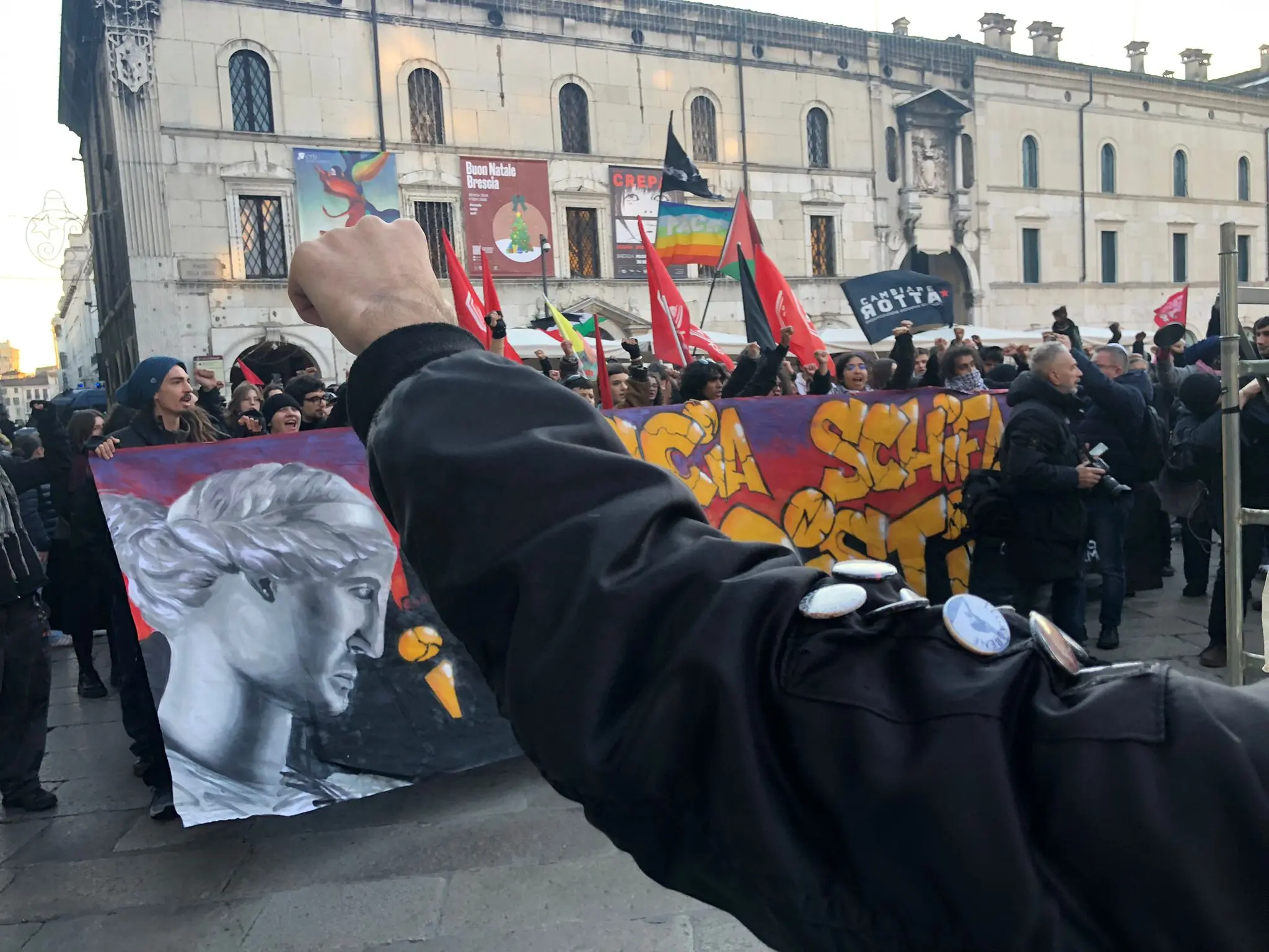 Il presidio antifascista in piazza Loggia