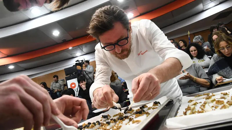 Chef Cerveni durante una lezione di Chef per una notte del GdB - Foto New Reporter Favretto © www.giornaledibrescia.it