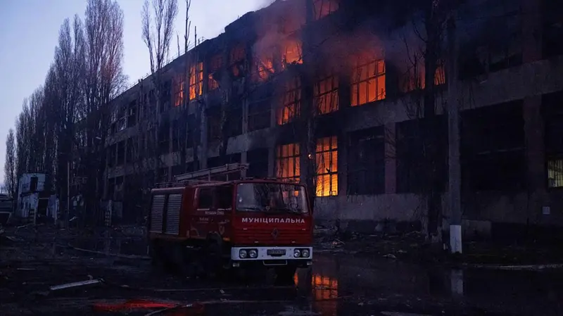 Un edificio di Odessa in fiamme dopo un attacco russo - Foto Ansa © www.giornaledibrescia.it