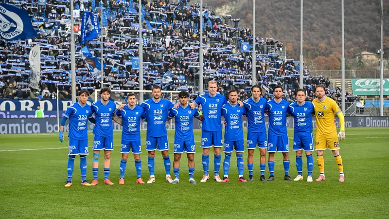 La squadra davanti alla Curva Nord - Foto New Reporter © www.giornaledibrescia.it