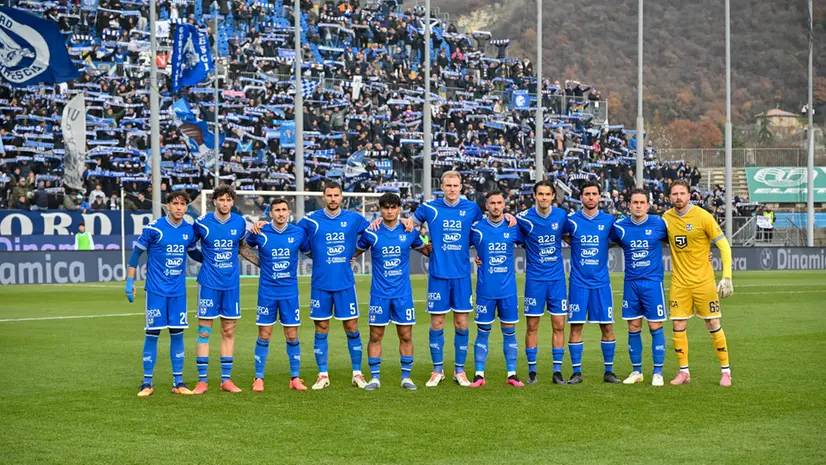 La squadra davanti alla Curva Nord - Foto New Reporter © www.giornaledibrescia.it