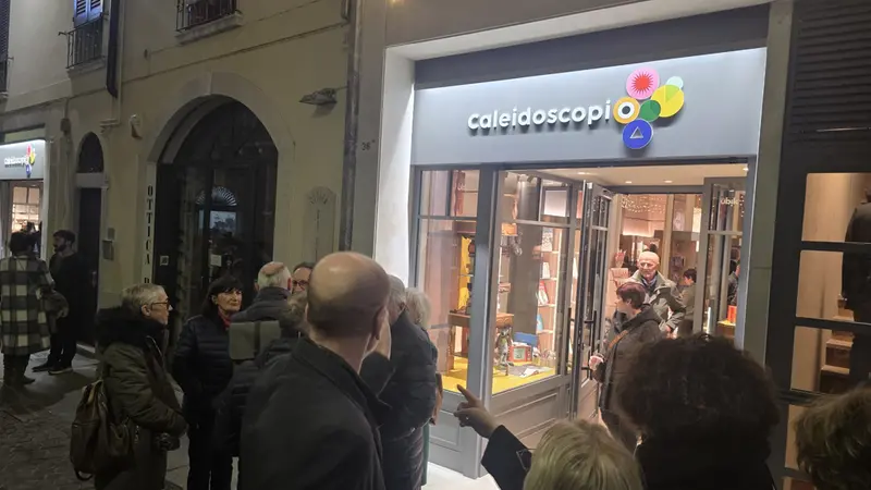 L'esterno della libreria Caleidoscopio - © www.giornaledibrescia.it