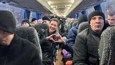 Kalesnikava sull'autobus che rimpatria alcuni dei prigionieri politici liberati - Foto Ansa © www.giornaledibrescia.it