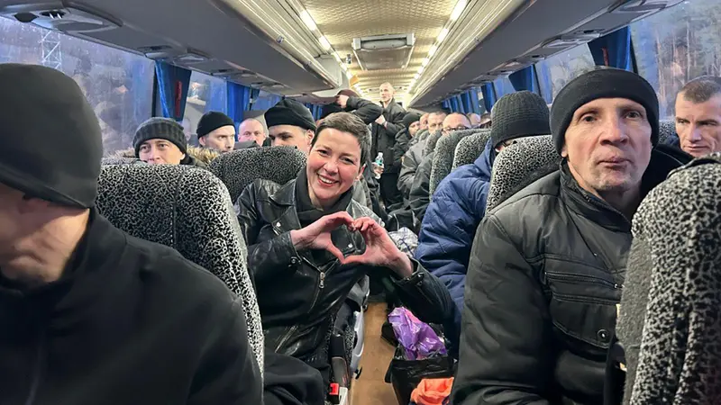 Kalesnikava sull'autobus che rimpatria alcuni dei prigionieri politici liberati - Foto Ansa © www.giornaledibrescia.it