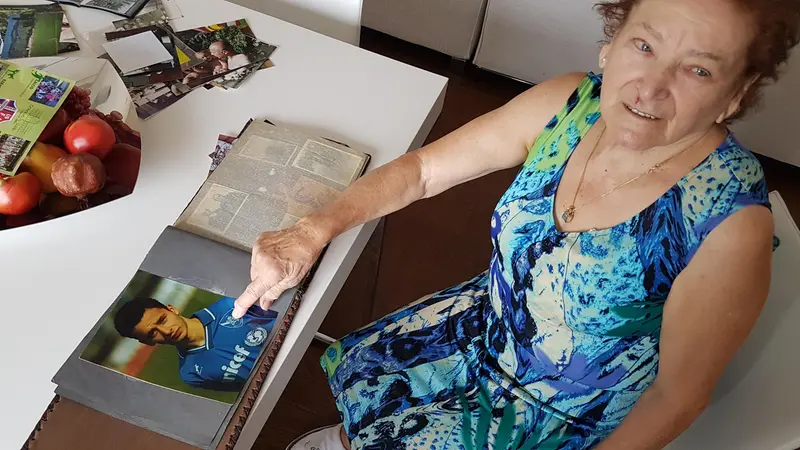 Mamma Giuditta mostra una foto di Corini con la maglia del Brescia