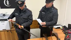 I militari con le armi sequestrate