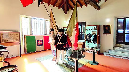 Una delle sale principali dove si espongono le divise risorgimentali, bandiere sabaude e cimeli - © www.giornaledibrescia.it
