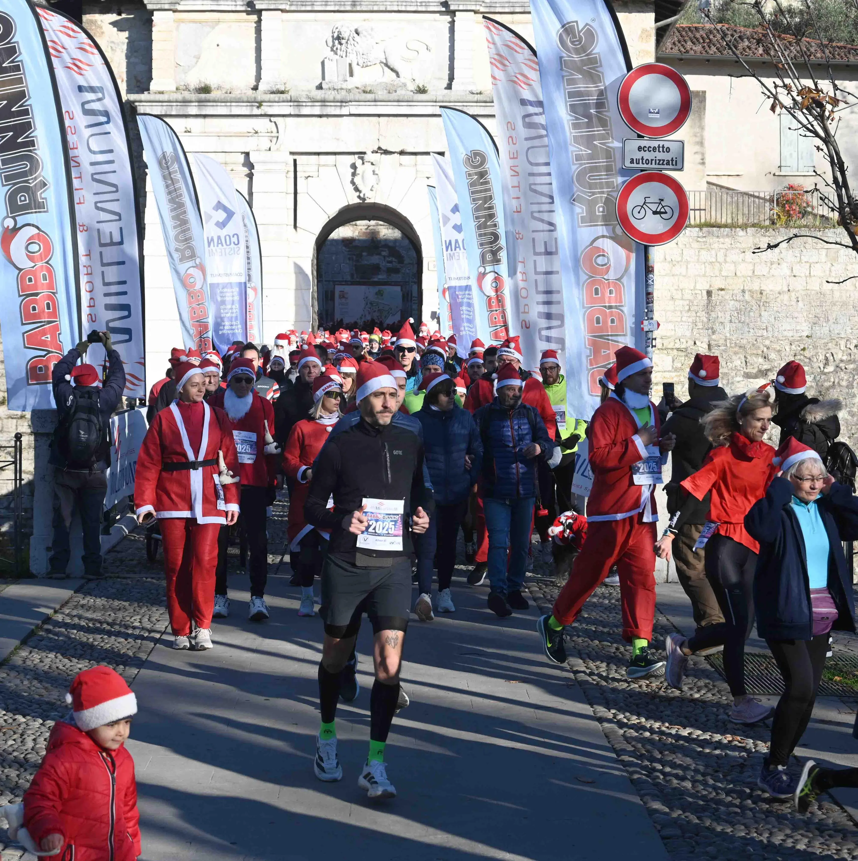 Dal Castello la partenza della Babbo running