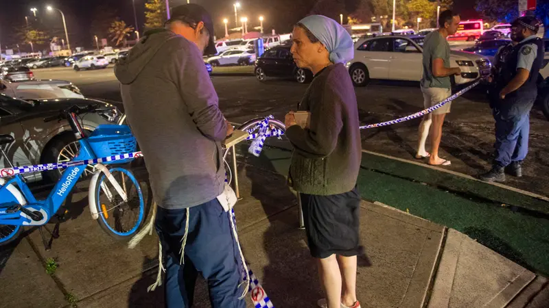Persone a Bondi Beach dopo la sparatoria - Foto Ansa © www.giornaledibrescia.it