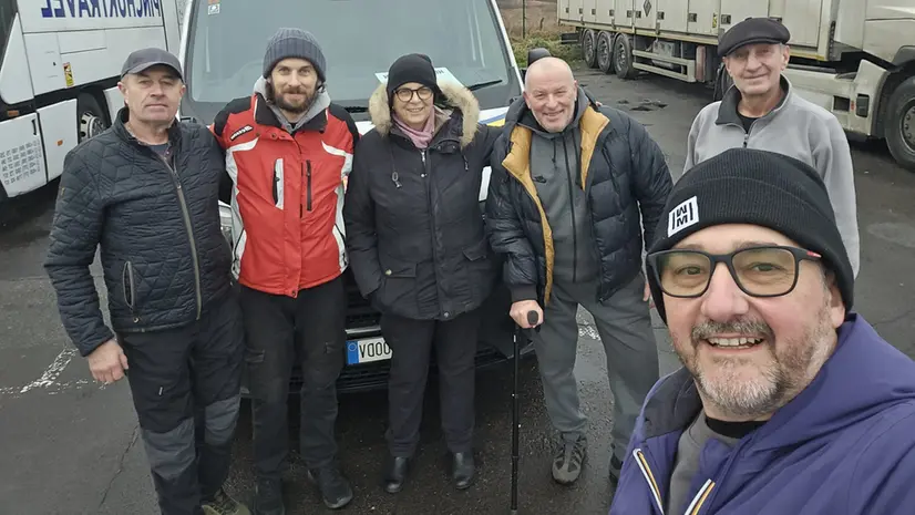 I volontari di DomaniZavtra durante l'ultima consegna - © www.giornaledibrescia.it