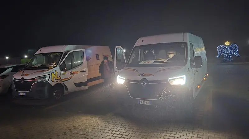 Due dei furgoni usati dall'associazione per i trasporti - © www.giornaledibrescia.it