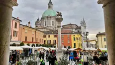 La fiera anima il cuore del paese del lago di Garda