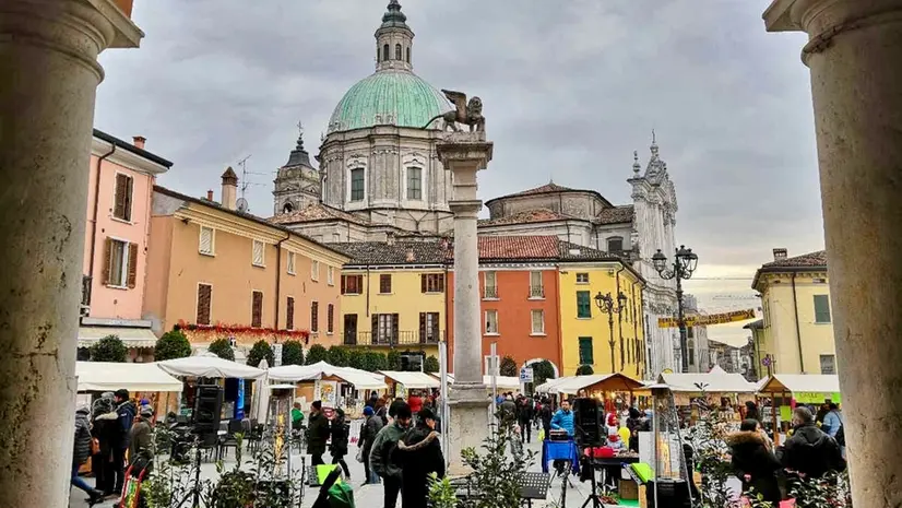 La fiera anima il cuore del paese del lago di Garda