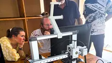 Gli operatori con la stampante 3D - © www.giornaledibrescia.it