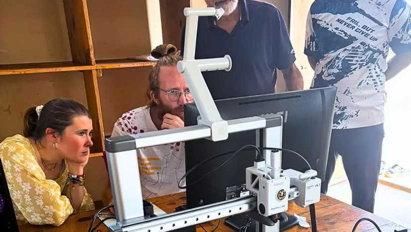 Gli operatori con la stampante 3D - © www.giornaledibrescia.it