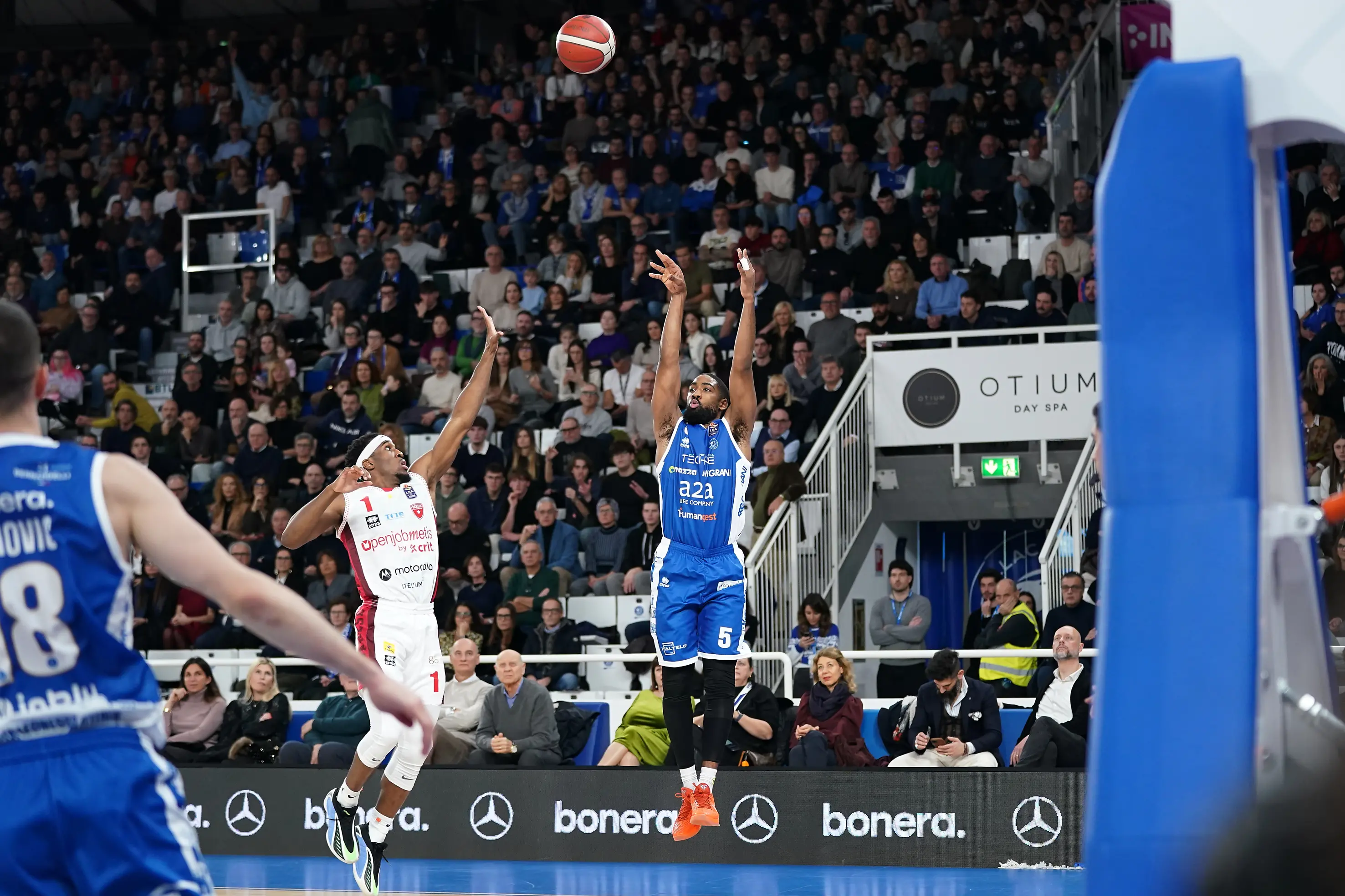 Basket, gli scatti di Germani-Varese