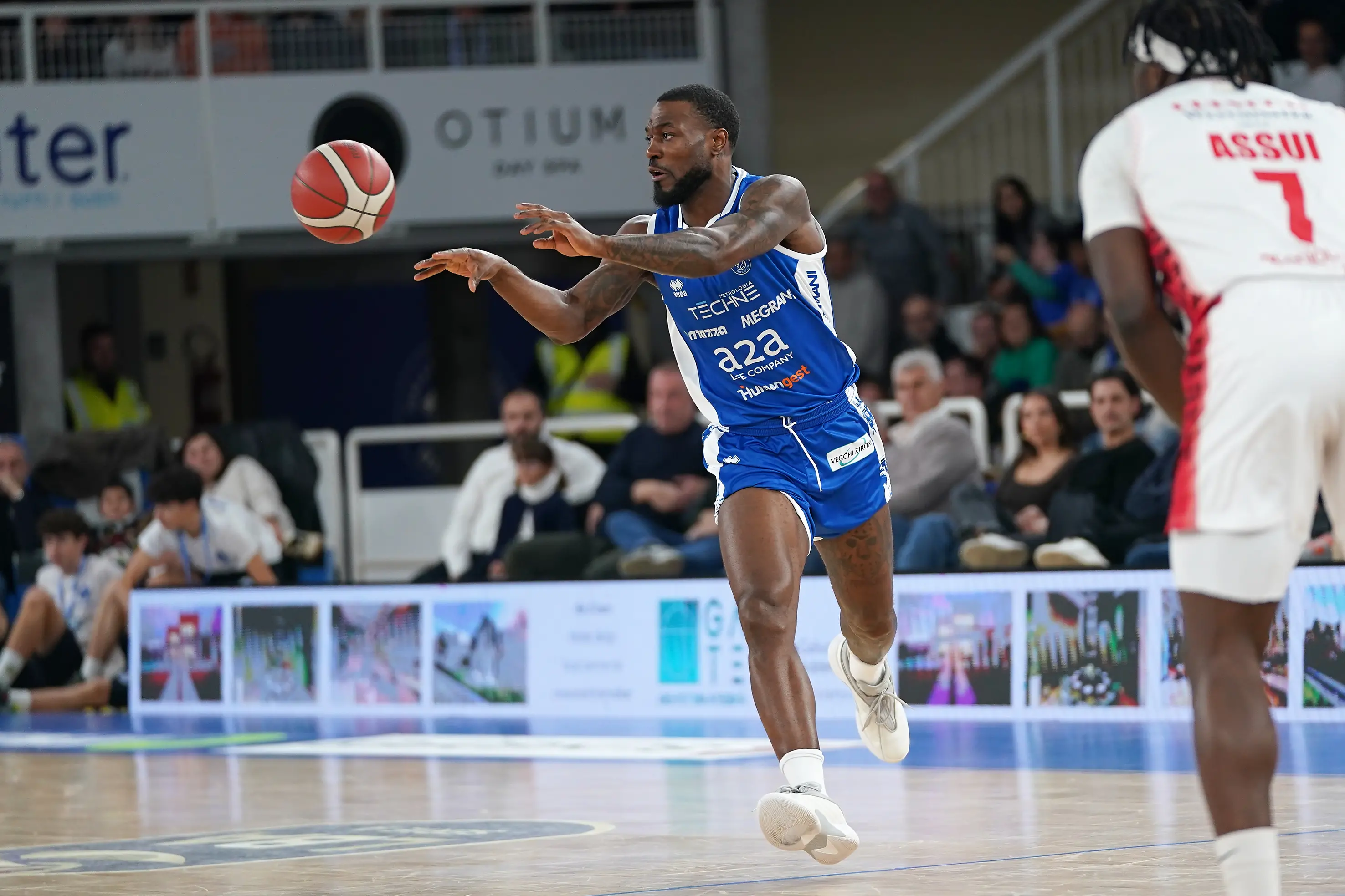 Basket, gli scatti di Germani-Varese