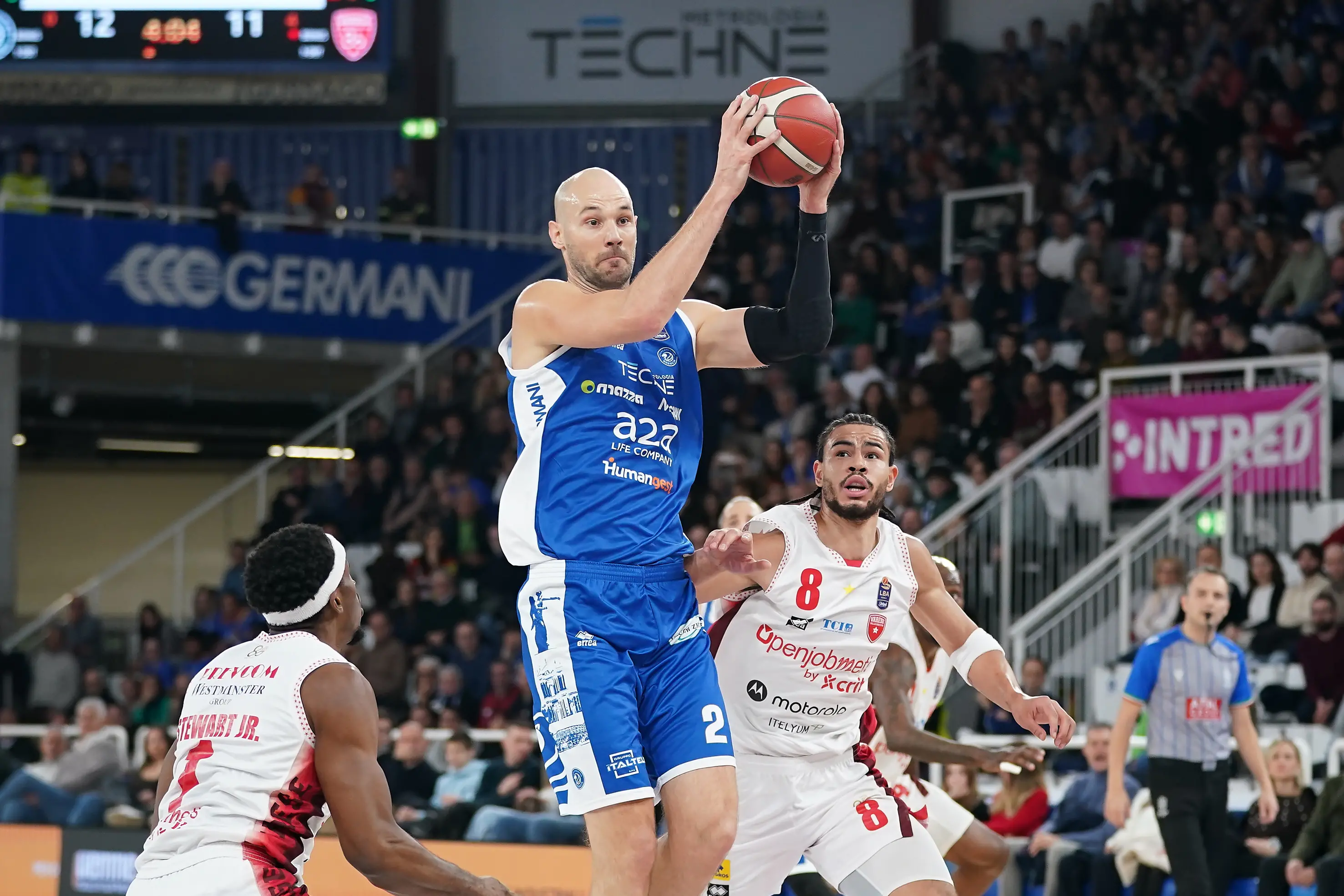 Basket, gli scatti di Germani-Varese