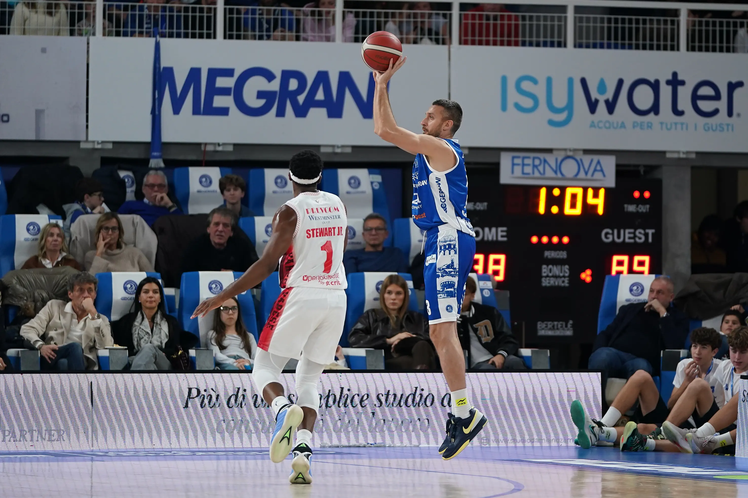 Basket, gli scatti di Germani-Varese
