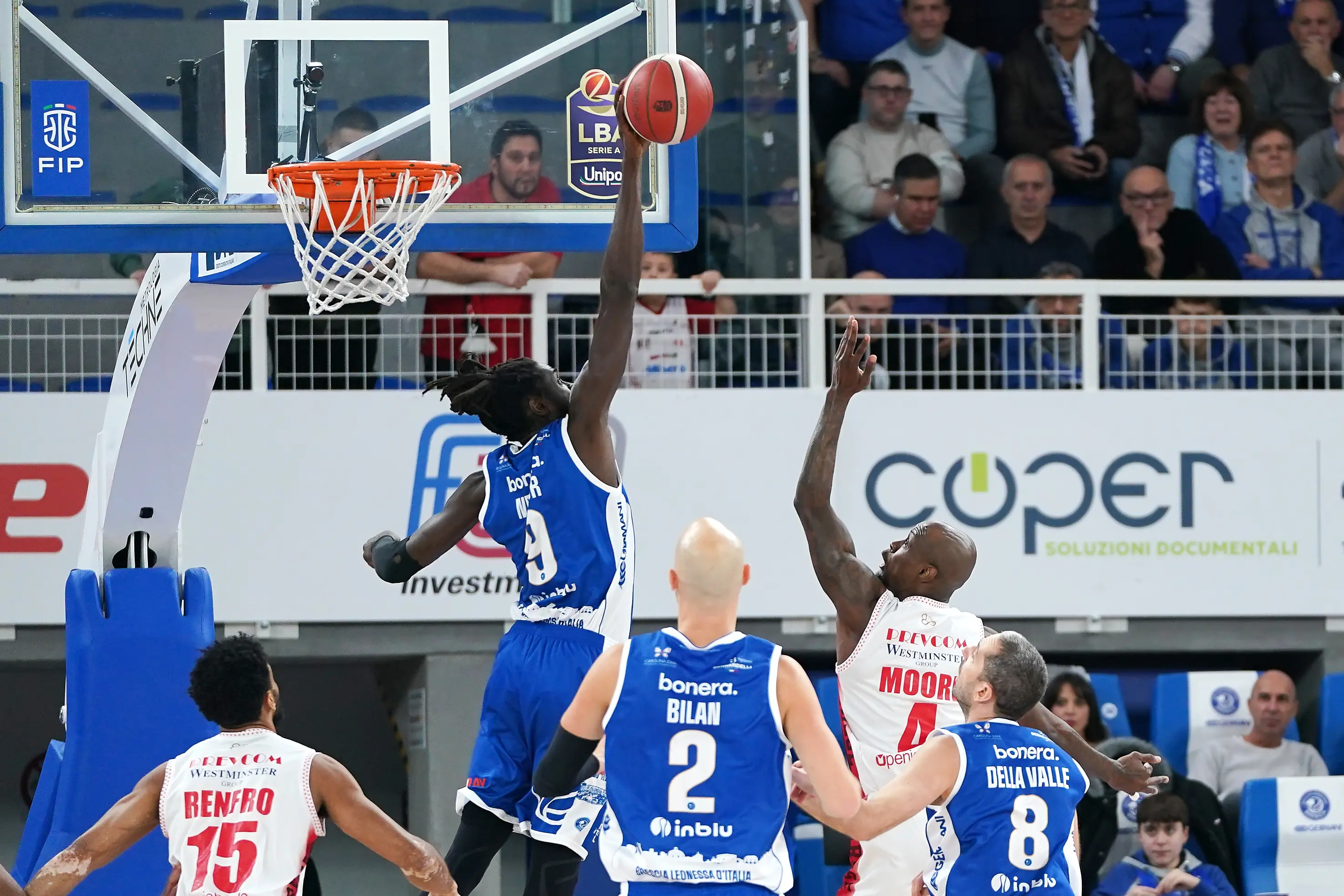 Basket, gli scatti di Germani-Varese