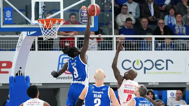 Basket, gli scatti di Germani-Varese