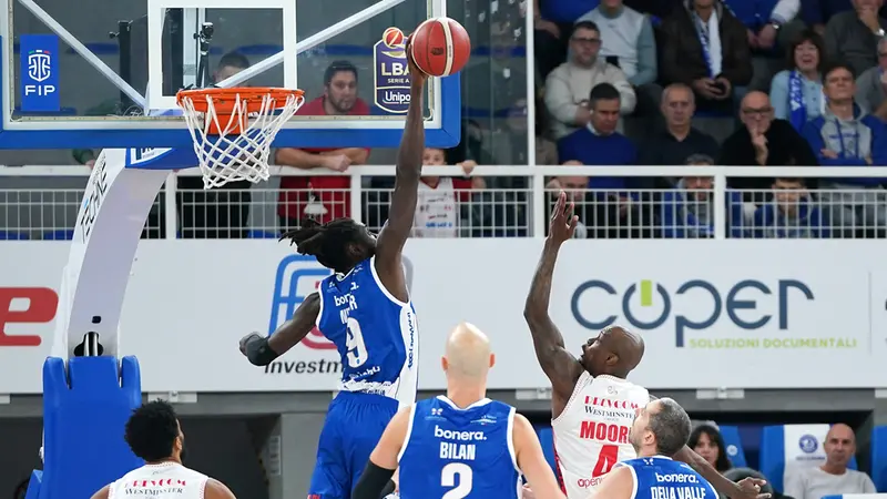 Basket, gli scatti di Germani-Varese