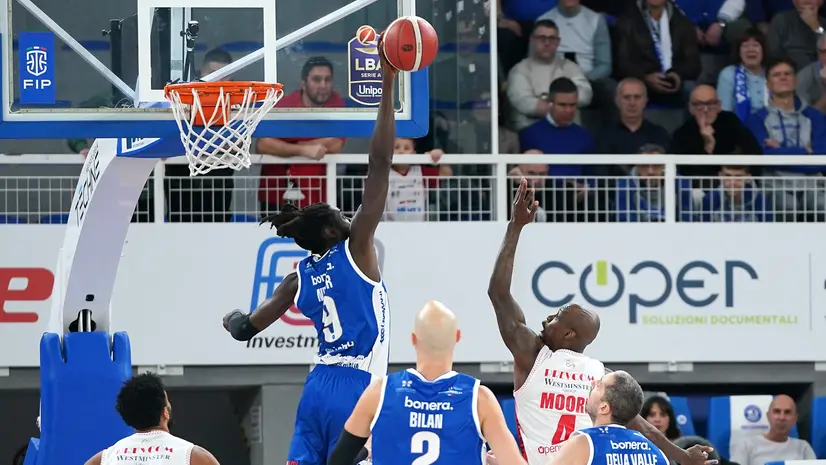 Basket, gli scatti di Germani-Varese