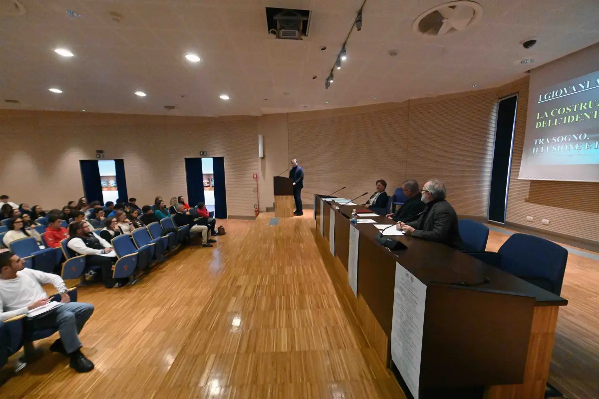 Il vescovo Pierantonio Tremolada al centro Paolo VI