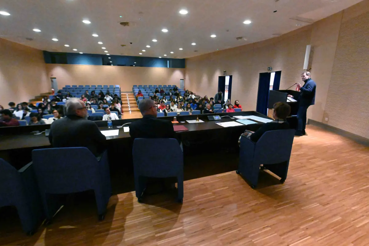 Il vescovo Pierantonio Tremolada al centro Paolo VI