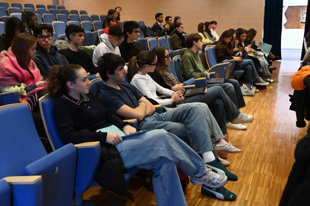 Il vescovo Pierantonio Tremolada al centro Paolo VI