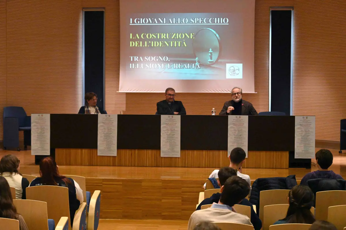 Il vescovo Pierantonio Tremolada al centro Paolo VI