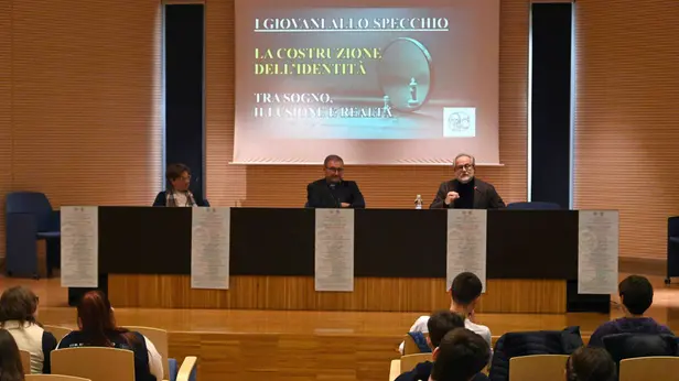 Il vescovo Pierantonio Tremolada al centro Paolo VI