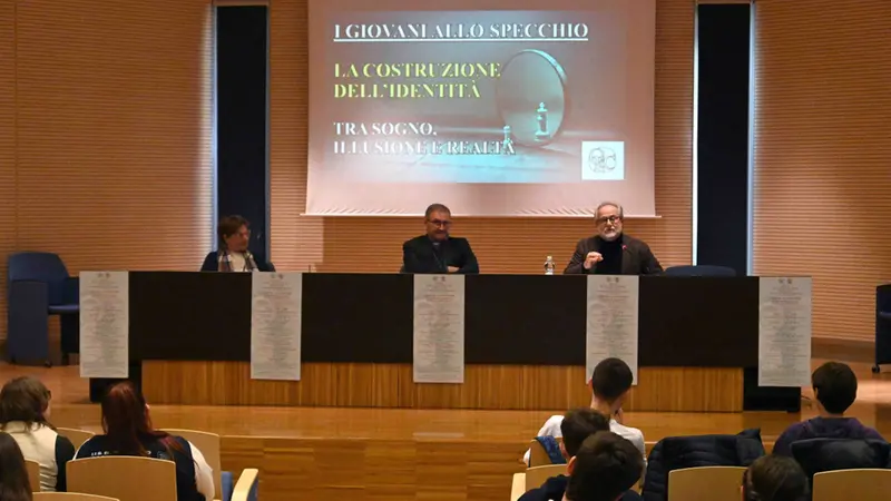 Il vescovo Pierantonio Tremolada al centro Paolo VI