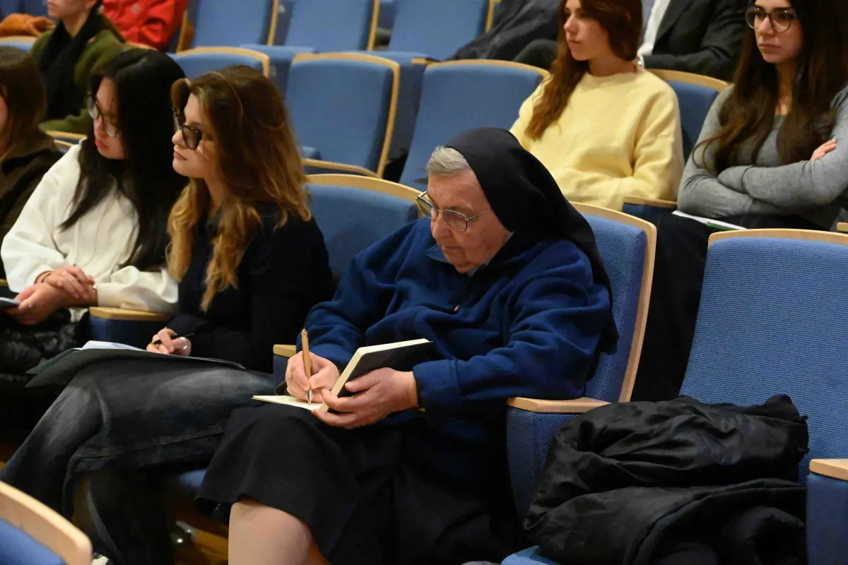 Il vescovo Pierantonio Tremolada al centro Paolo VI