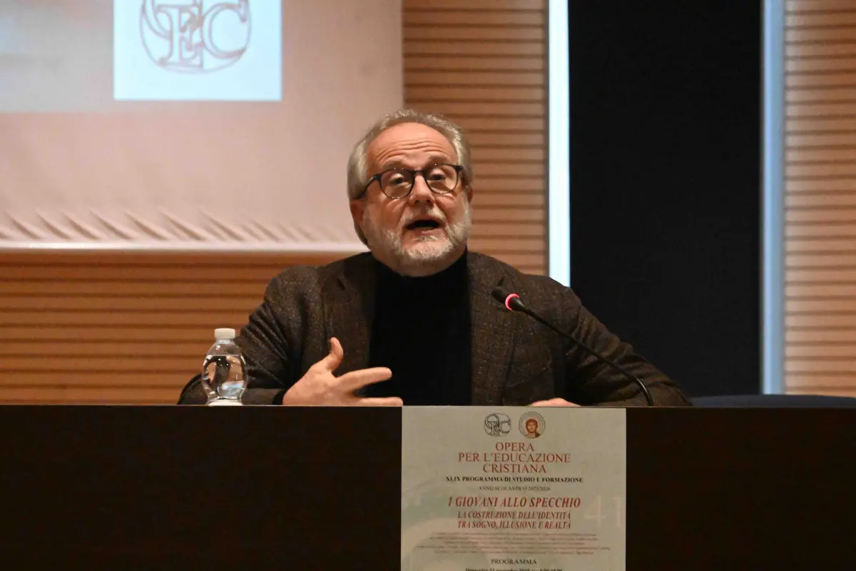 Il vescovo Pierantonio Tremolada al centro Paolo VI