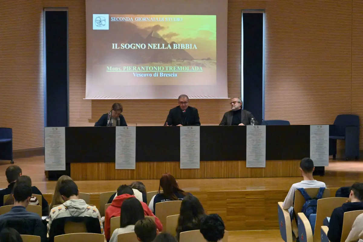 Il vescovo Pierantonio Tremolada al centro Paolo VI