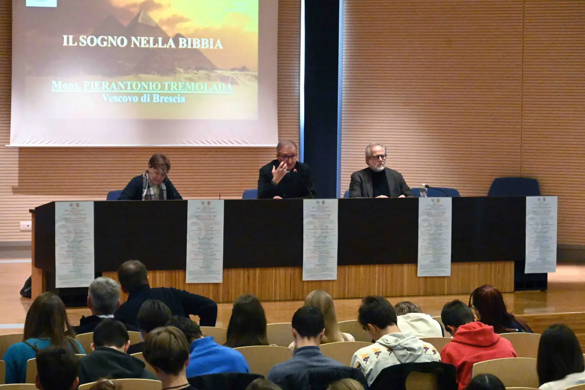 Il vescovo Pierantonio Tremolada al centro Paolo VI